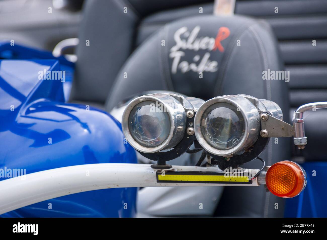 Uzhgorod, Ukraine - Jul 09, 2016: SilberR trike Detailaufnahmen. Schönes, maßgeschneidertes Dreirad Motorrad in blauer Farbe Stockfoto