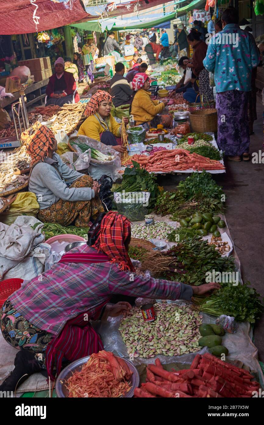 Marktfrauen bieten Gemüse an und sitzen auf dem Boden, Thiri-Mingalar-Markt, Loikaw, Kayah-Staat, Myanmar Stockfoto