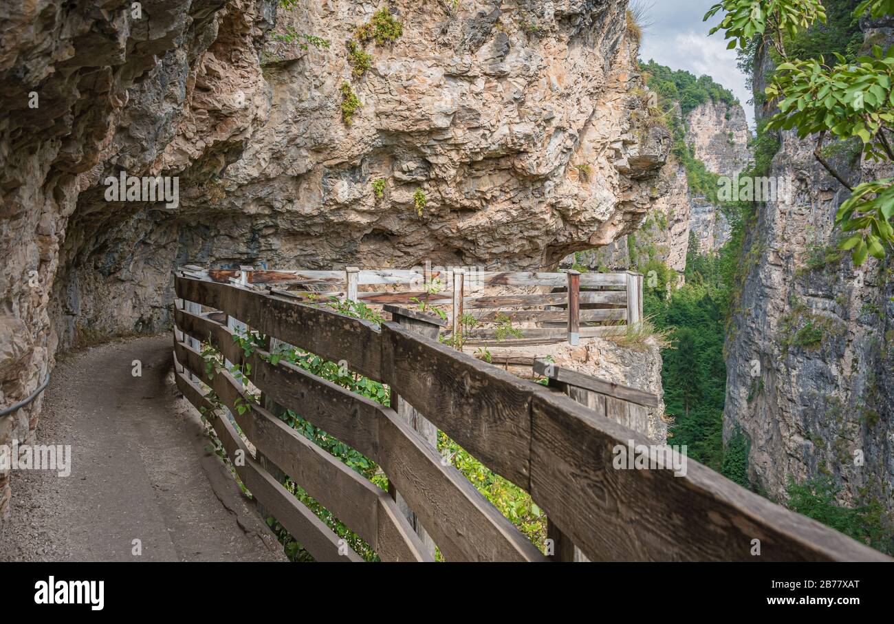 Panoramastrasse zum Heiligtum von San Romedio trentino, Trentino Alto adige, norditalien - Europa. Panoramaweg, der in den Felsen des Canyons eingeschnitten ist Stockfoto