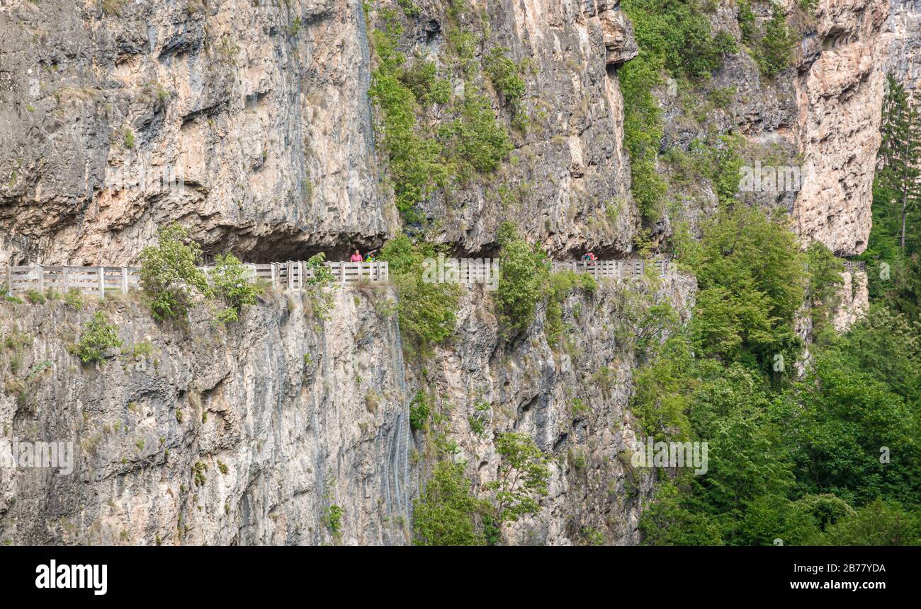 Panoramaweg zum Heiligtum San Romedio trentino, Trentino altadige, norditalien - Europa. Panoramaweg, der in den Felsen des Canyos gehauen ist Stockfoto