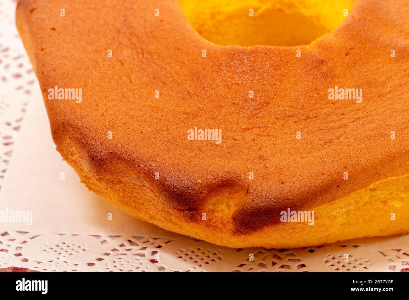 Pao de Lo de Ovar, typischer Kuchen Portugals, auf einem roten Tischtuch. Stockfoto