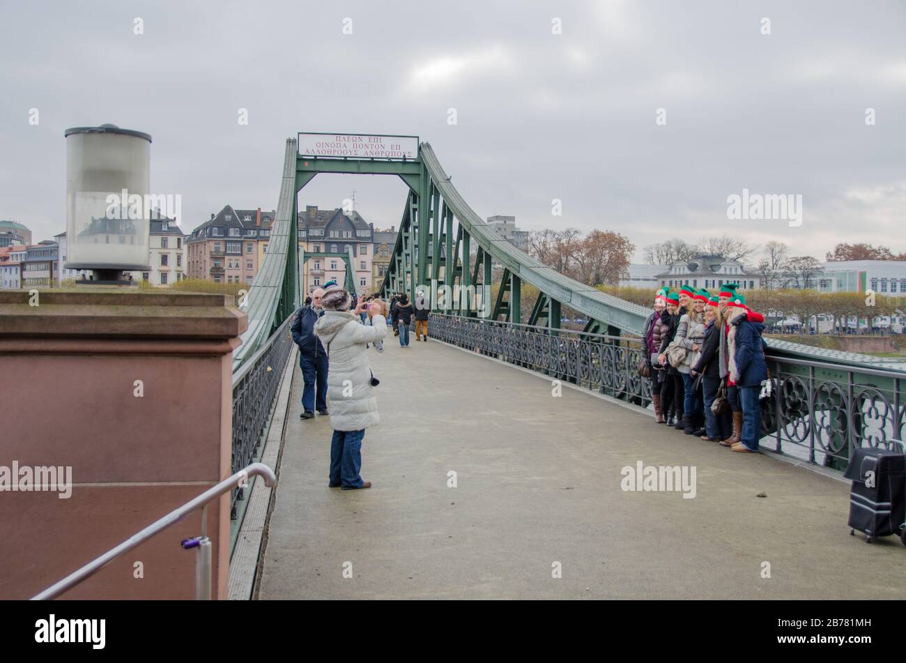 Frankfurter Fußgängerbrücke in der Nähe des Marktes. Stockfoto