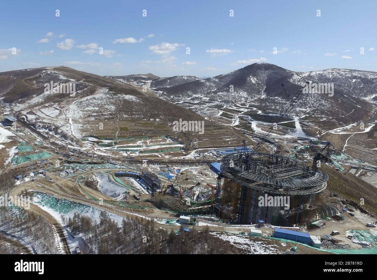(200314) -- ZHANGJIAKOU, 14. März 2020 (Xinhua) -- Foto von Drohne zeigt die Baustelle des Nodischen Zentrums am 14. März 2020. Der Bau mehrerer Veranstaltungsorte in Zhangjiakou für Peking 2022 ist im Kampf gegen neuartige Coronavirus, darunter das Nodische Zentrum, das Biathlon-Zentrum und das Winter-Olympische Dorf, wieder in Gang gekommen. (Foto von Wu Diansen/Xinhua) Stockfoto