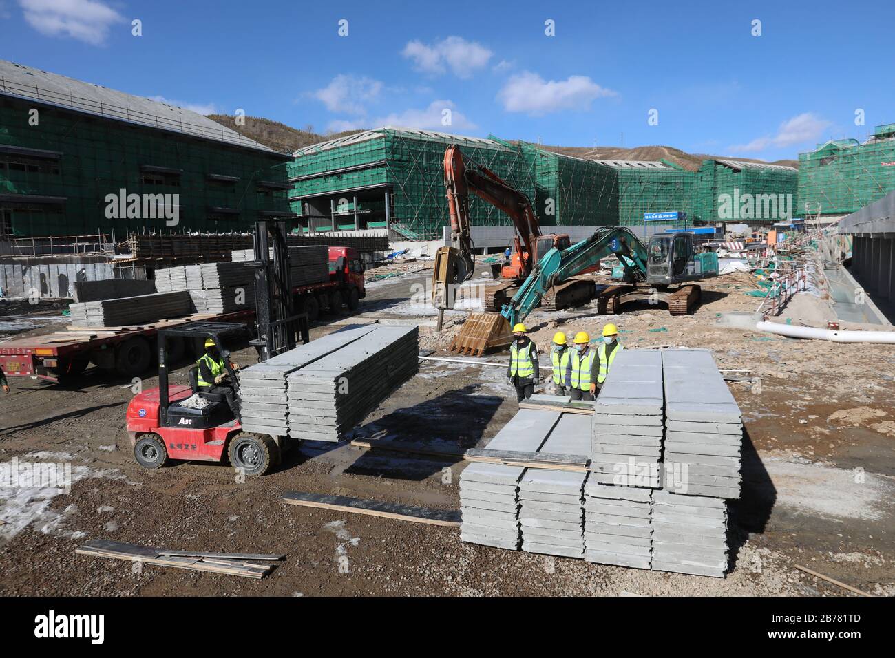 (200314) -- ZHANGJIAKOU, 14. März 2020 (Xinhua) -- Arbeiter werden auf der Baustelle des Olympischen Winterdorfs am 14. März 2020 gesehen. Der Bau mehrerer Veranstaltungsorte in Zhangjiakou für Peking 2022 ist im Kampf gegen neuartige Coronavirus, darunter das Nodische Zentrum, das Biathlon-Zentrum und das Winter-Olympische Dorf, wieder in Gang gekommen. (Foto von Wu Diansen/Xinhua) Stockfoto