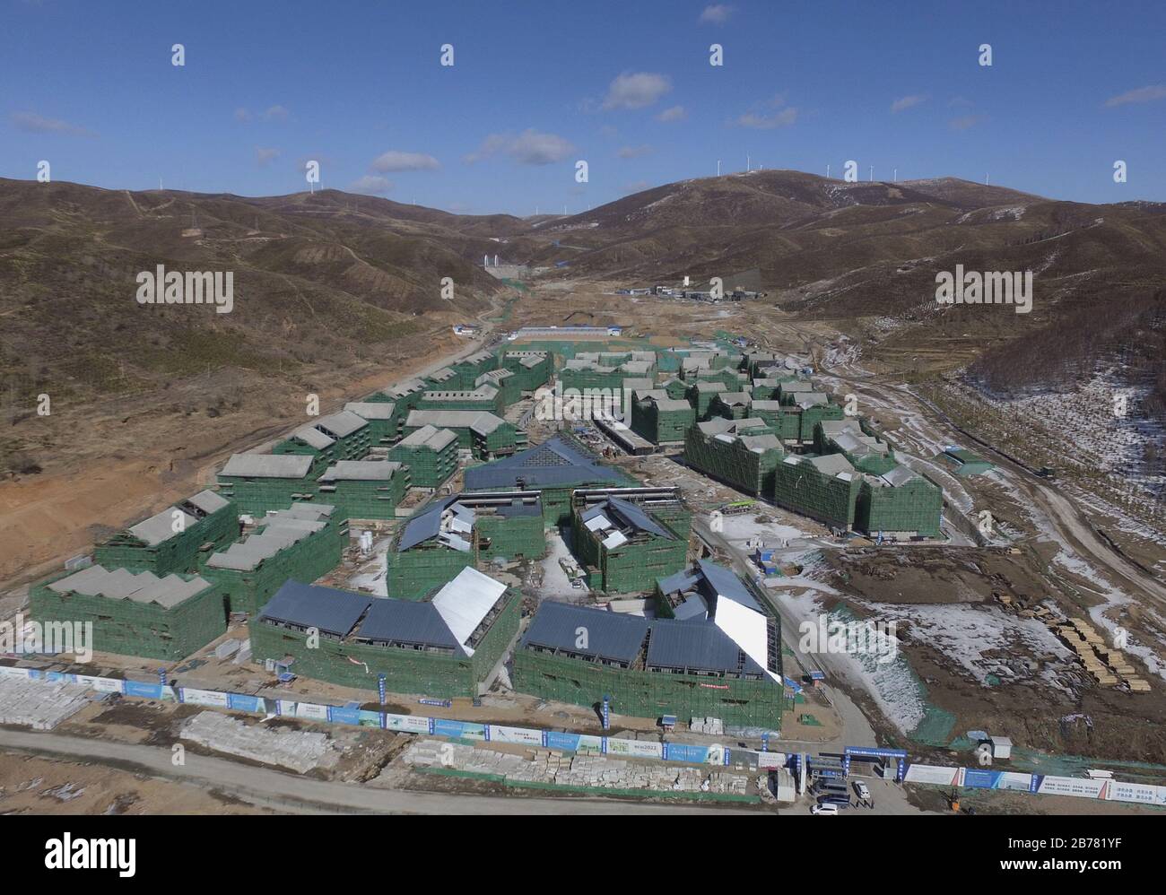 (200314) -- ZHANGJIAKOU, 14. März 2020 (Xinhua) -- Foto von Drohne zeigt die Baustelle des Olympischen Winterdorfs am 14. März 2020. Der Bau mehrerer Veranstaltungsorte in Zhangjiakou für Peking 2022 ist im Kampf gegen neuartige Coronavirus, darunter das Nodische Zentrum, das Biathlon-Zentrum und das Winter-Olympische Dorf, wieder in Gang gekommen. (Foto von Wu Diansen/Xinhua) Stockfoto