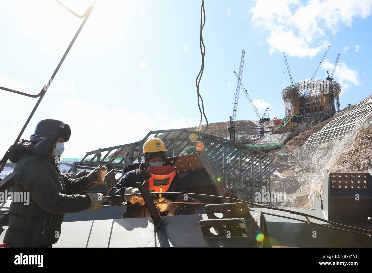 Zhangjiakou. März 2020. Am 14. März 2020 sind auf der Baustelle des Nodischen Zentrums Arbeiter zu sehen. Der Bau mehrerer Veranstaltungsorte in Zhangjiakou für Peking 2022 ist im Kampf gegen neuartige Coronavirus, darunter das Nodische Zentrum, das Biathlon-Zentrum und das Winter-Olympische Dorf, wieder in Gang gekommen. Credit: Wu Diansen/Xinhua/Alamy Live News Stockfoto
