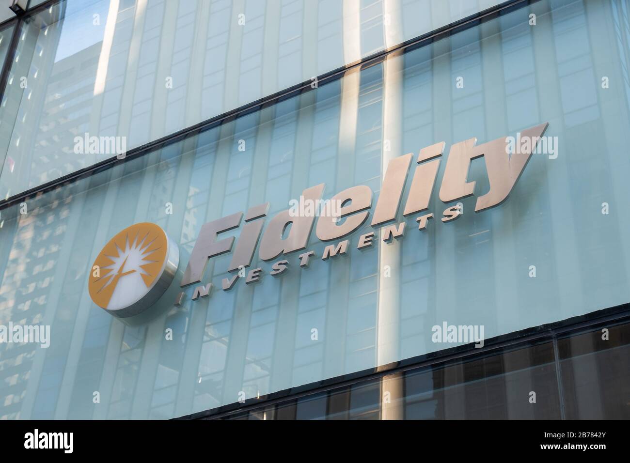 Ein Blick auf das Logo eines amerikanischen multinationalen Finanzdienstleisters Fidelity Investments. Stockfoto