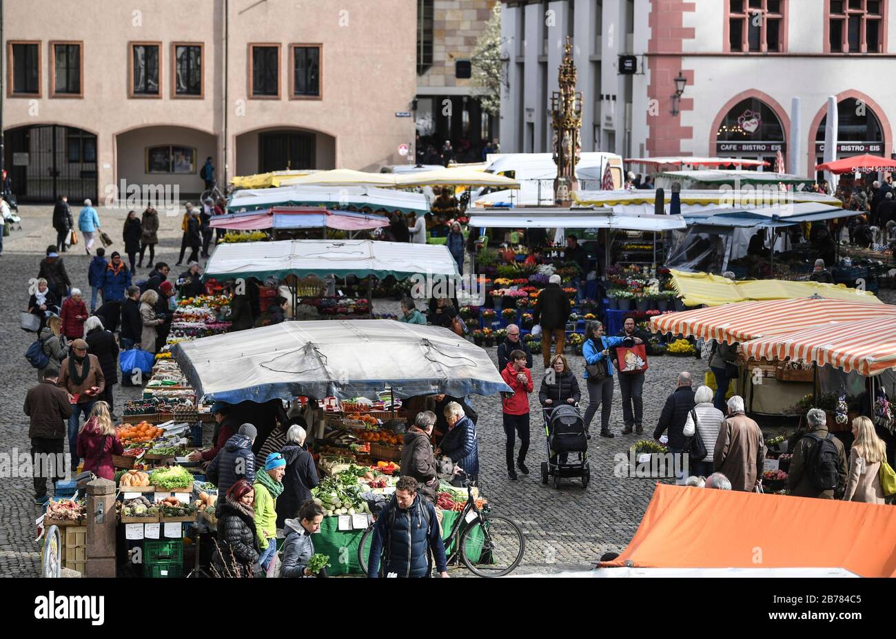 Freiburg, Deutschland. März 2020. Am Freiburger Dommarkt kaufen Menschen ein. Aufgrund der Auswirkungen des Corona-Virus sind in der Innenstadt weit weniger Menschen unterwegs. Credit: Patrick Seeger / dpa / Alamy Live News Stockfoto