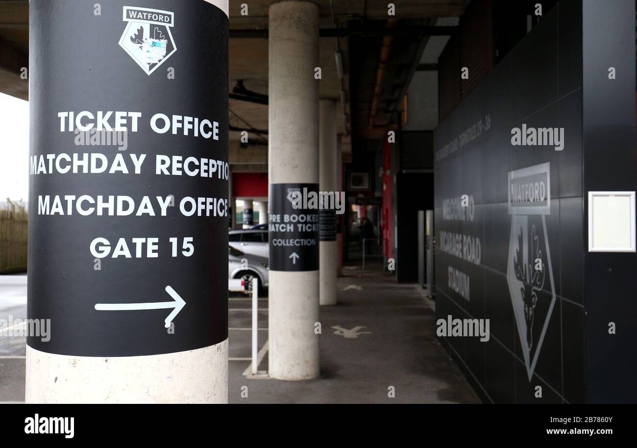 Geschlossene Drehkreuze außerhalb der Vicarage Road, der Heimat des Watford Football Club, nach der gestrigen Ankündigung, dass die Premier League alle Spiele bis Samstag, den 4. April 2020 ausgesetzt hat. Stockfoto