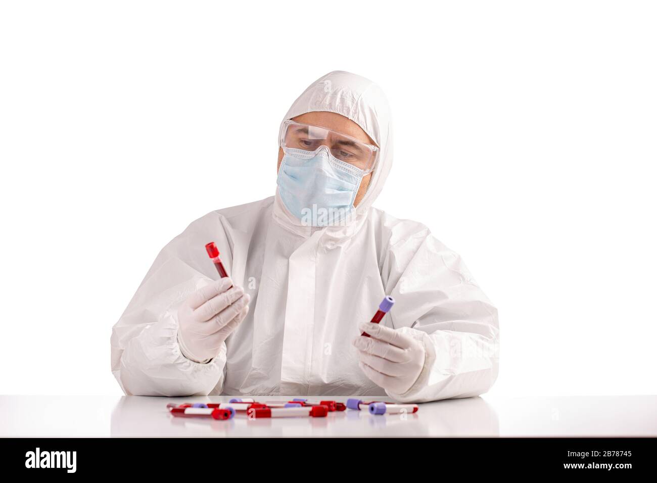 Arzt mit einem Blutproben-Reagenzglas von Covid-19 Stockfoto