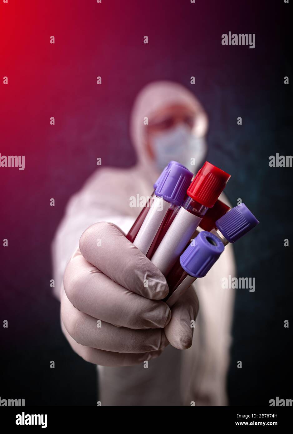 Medizinisches und wissenschaftliches Konzept. Arzt hält die Blutprobe in der Hand. Stockfoto