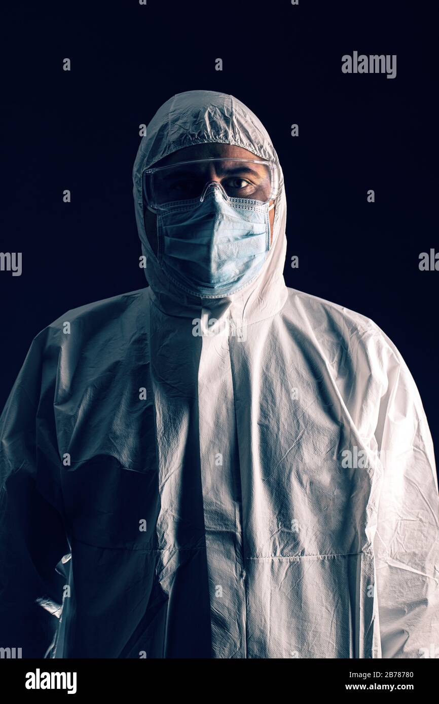 Medizinwissenschaftler tragen Schutzkleidung, Maske und Glaswaren Stockfoto