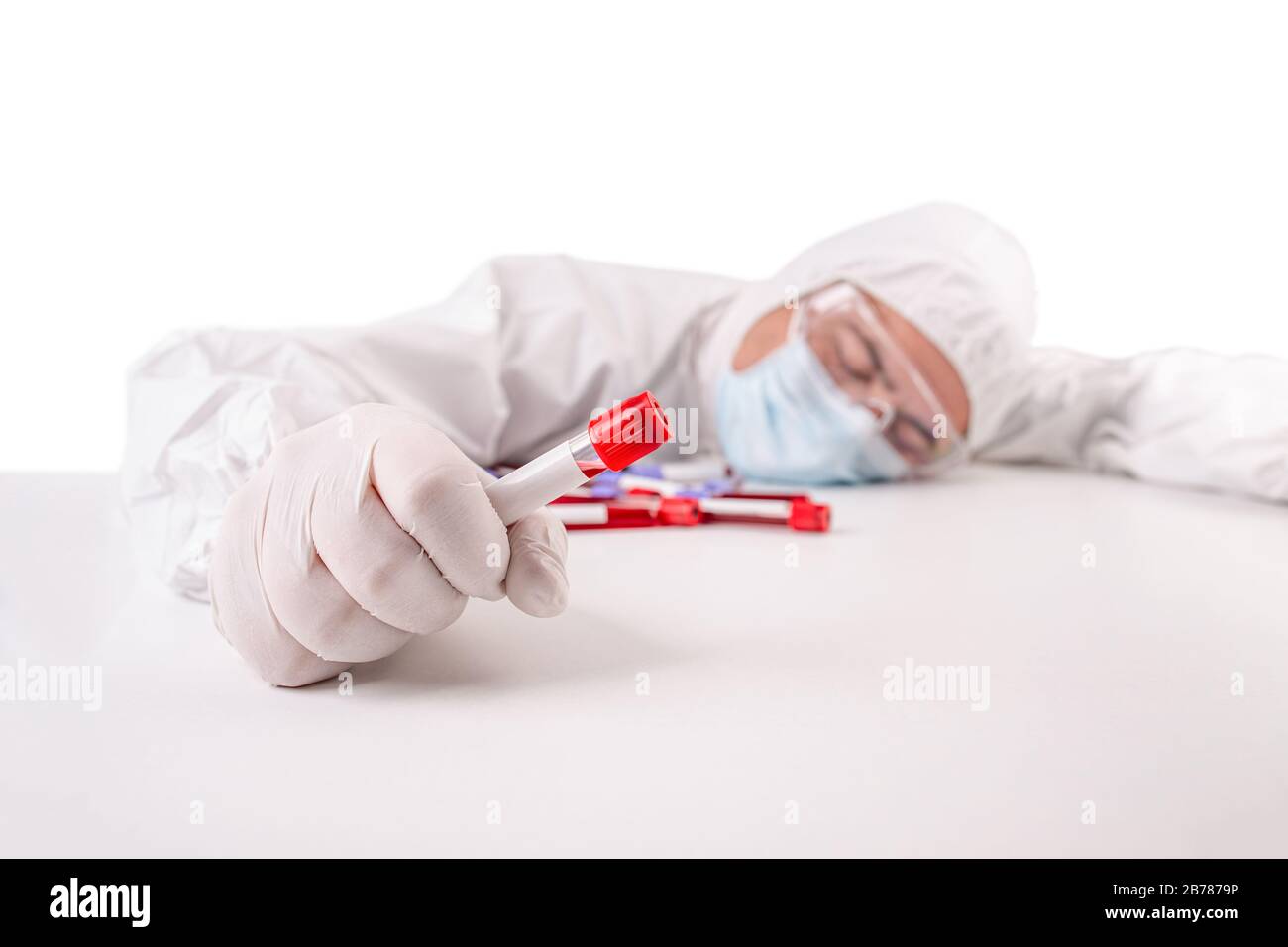 Überarbeiteter medizinischer Assistent, der im Labor schläft, Proben-Bluttestschlauch in der Hand Stockfoto