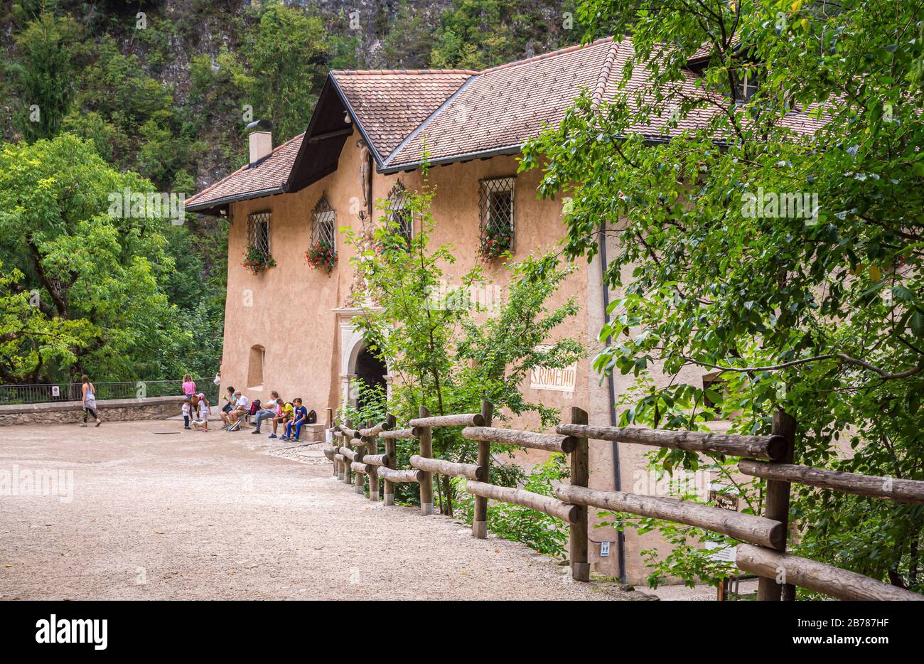 Das Heiligtum von San Romedio, das dem Heiligen Romedius gewidmet ist, liegt auf einem steilen Felsvorsprung in der natürlichen Landschaft des Val di Non, des Trentino Alto Adige, NOR Stockfoto Das Heiligtum von San Romedio, das dem Heiligen Romedius gewidmet ist, liegt auf einem steilen Felsvorsprung in der natürlichen Landschaft des Val di Non, des Trentino Alto Adige, NOR Stockfoto