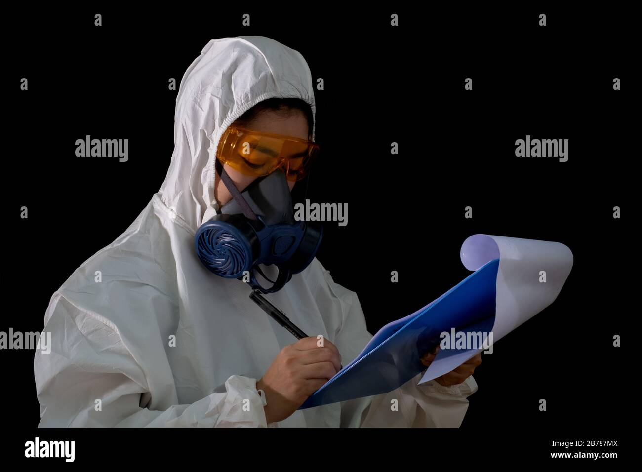 Frau Doktor in einer chemischen Schutzkleidung und Gasmaske mit Brille am weißen Hintergrund, Wissenschaftlerin im Schutzanzug, Sicherheitsvirusinfekti Stockfoto