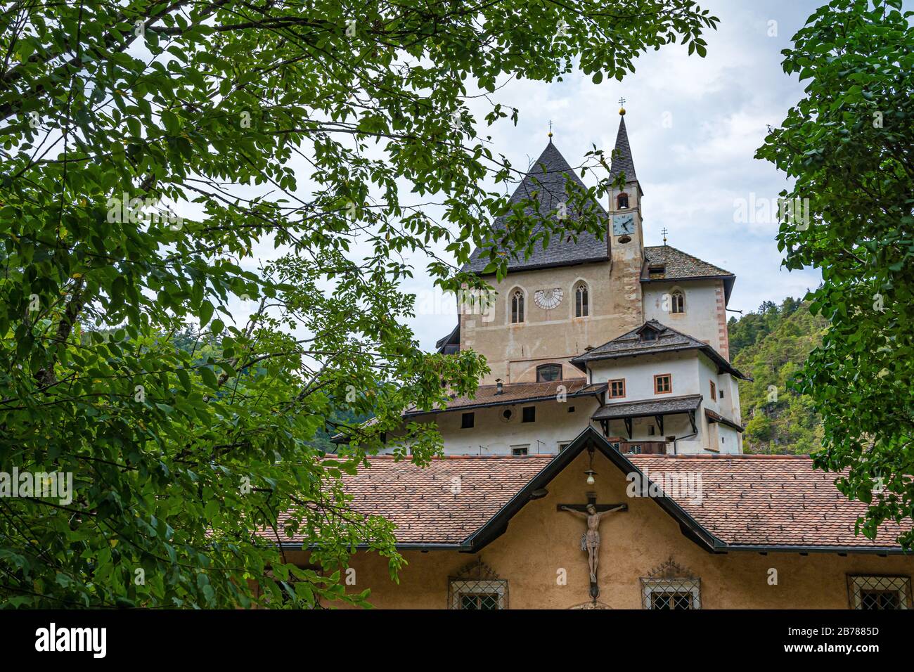 Das Heiligtum von San Romedio, das dem Heiligen Romedius gewidmet ist, liegt auf einem steilen Felsvorsprung in der natürlichen Landschaft des Val di Non, des Trentino Alto Adige, NOR Stockfoto Das Heiligtum von San Romedio, das dem Heiligen Romedius gewidmet ist, liegt auf einem steilen Felsvorsprung in der natürlichen Landschaft des Val di Non, des Trentino Alto Adige, NOR Stockfoto