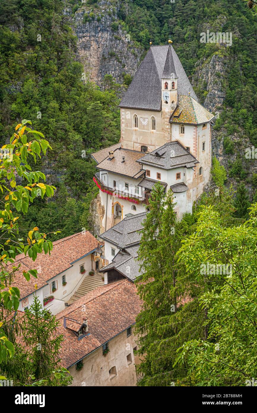 Das Heiligtum von San Romedio, das dem Heiligen Romedius gewidmet ist, liegt auf einem steilen Felsvorsprung in der Naturlandschaft des Nonstals im Trentino-Südtirol Stockfoto Das Heiligtum von San Romedio, das dem Heiligen Romedius gewidmet ist, liegt auf einem steilen Felsvorsprung in der Naturlandschaft des Nonstals im Trentino-Südtirol Stockfoto