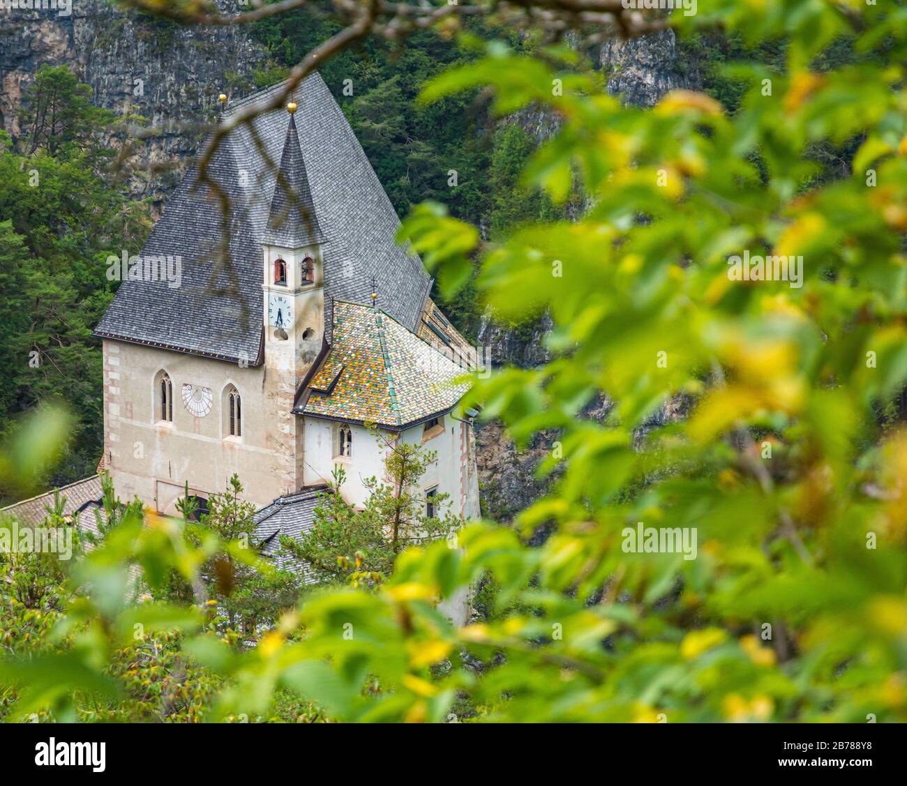Das Heiligtum von San Romedio, das dem Heiligen Romedius gewidmet ist, liegt auf einem steilen Felsvorsprung in der Naturlandschaft des Nonstals im Trentino-Südtirol Stockfoto Das Heiligtum von San Romedio, das dem Heiligen Romedius gewidmet ist, liegt auf einem steilen Felsvorsprung in der Naturlandschaft des Nonstals im Trentino-Südtirol Stockfoto