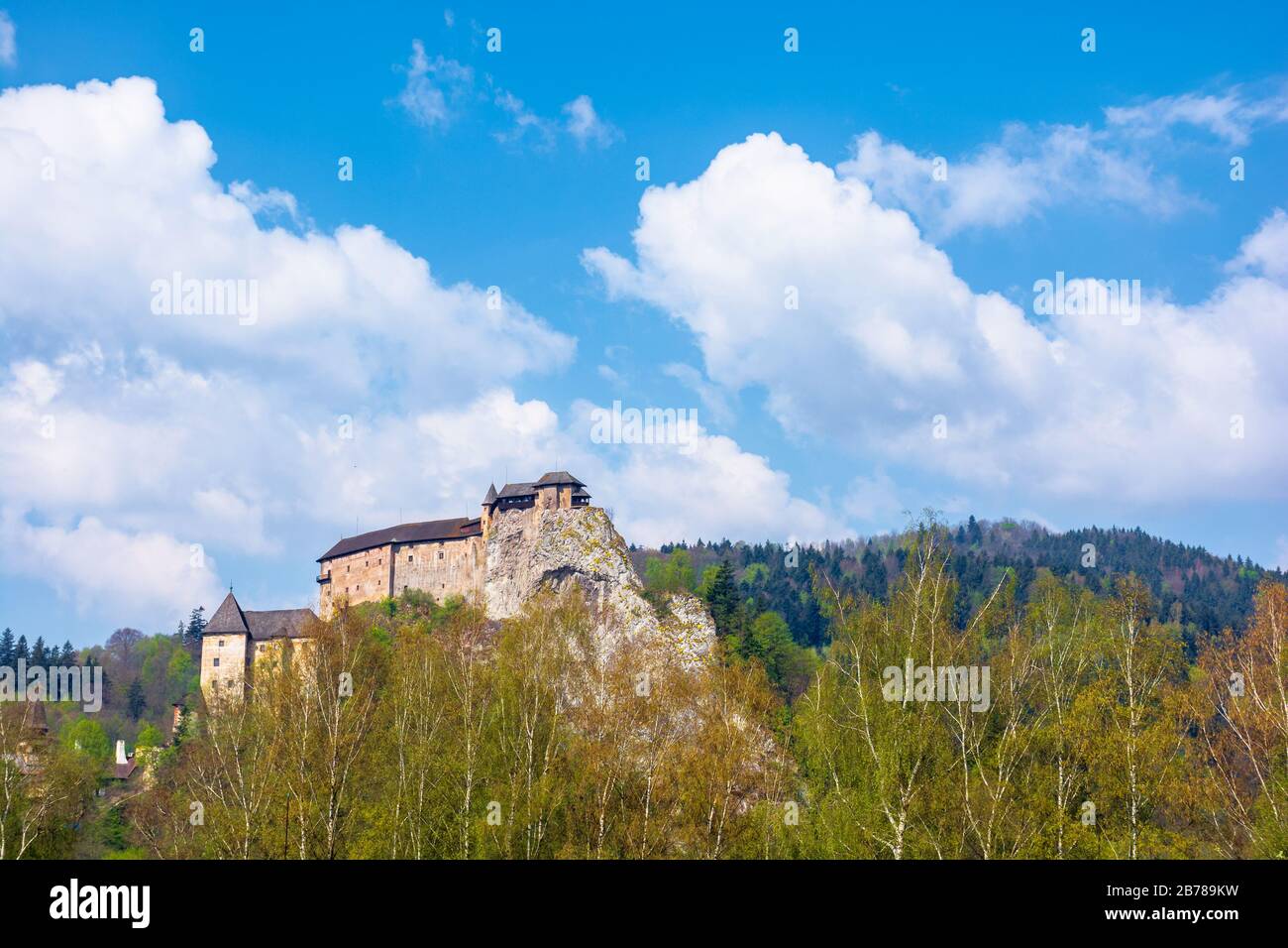 Burg Orava in der slowakei. Mittelalterliche Festung auf einem Hügel an einem schönen Ort in den Bergen. Wunderbares sonniges Wetter mit flauschigen Wolken im Frühling Stockfoto