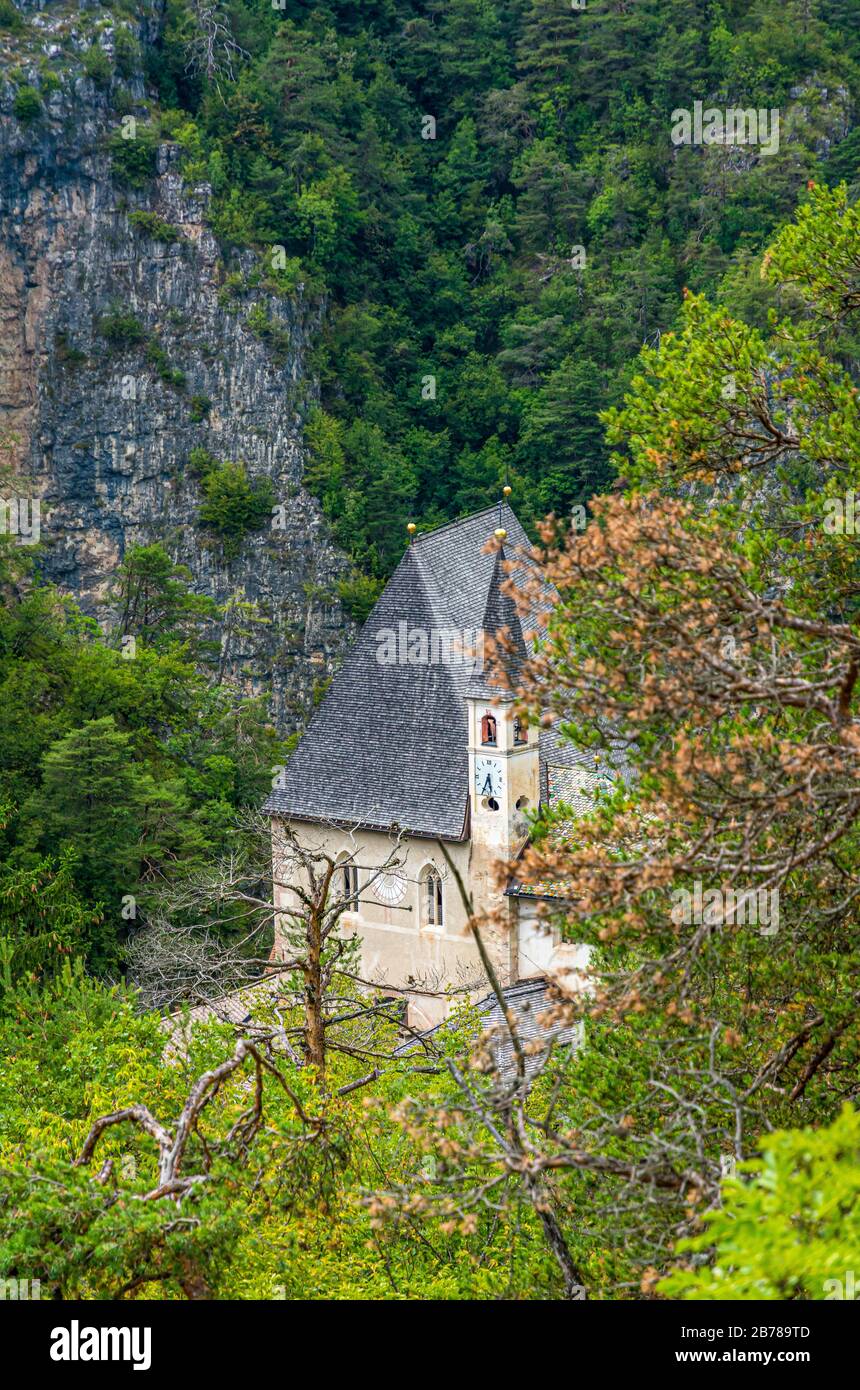 Das Heiligtum von San Romedio, das dem Heiligen Romedius gewidmet ist, liegt auf einem steilen Felsvorsprung in der natürlichen Landschaft des Val di Non, des Trentino Alto Adige, NOR Stockfoto Das Heiligtum von San Romedio, das dem Heiligen Romedius gewidmet ist, liegt auf einem steilen Felsvorsprung in der natürlichen Landschaft des Val di Non, des Trentino Alto Adige, NOR Stockfoto