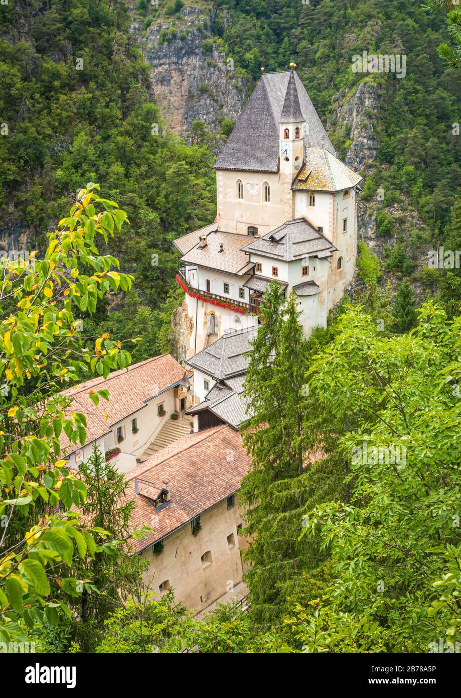 Das Heiligtum von San Romedio, das dem Heiligen Romedius gewidmet ist, liegt auf einem steilen Felsvorsprung in der Naturlandschaft des Nonstals im Trentino-Südtirol Stockfoto Das Heiligtum von San Romedio, das dem Heiligen Romedius gewidmet ist, liegt auf einem steilen Felsvorsprung in der Naturlandschaft des Nonstals im Trentino-Südtirol Stockfoto