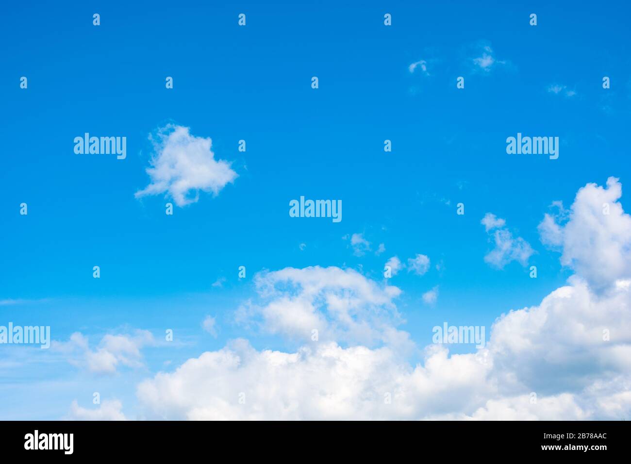 Wunderschöne Wolkenlandschaft im Frühling. Wetterhintergrund mit dynamischer Wolkenanordnung am blauen Himmel. Sonniger und windig Tag, gutes Wettervorhersage-Konzept Stockfoto