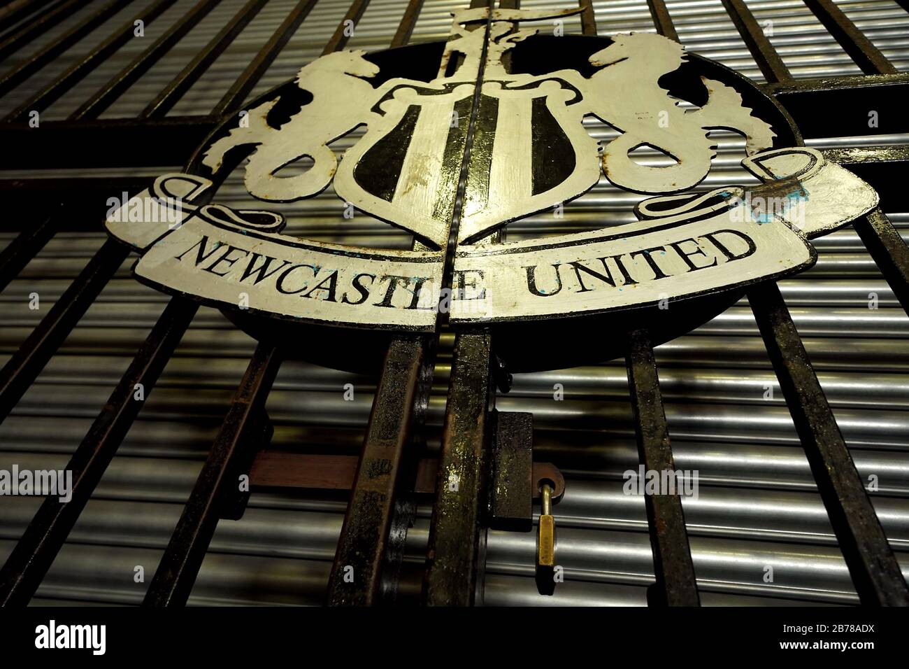 Eine allgemeine Ansicht des Schildes von Newcastle United vor dem St James' Park, dem Sitz des Newcastle United Football Club, nach der gestrigen Ankündigung, dass die Premier League alle Spiele bis Samstag, den 4. April 2020 ausgesetzt hat. Stockfoto