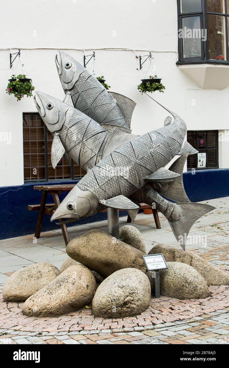 Stahlmetallskulptur des springenden Lachses bei Ross-on-Wye Herefordshire by Der polnische Bildhauer Walenty Pytel lebt in Herefordshire Stockfoto