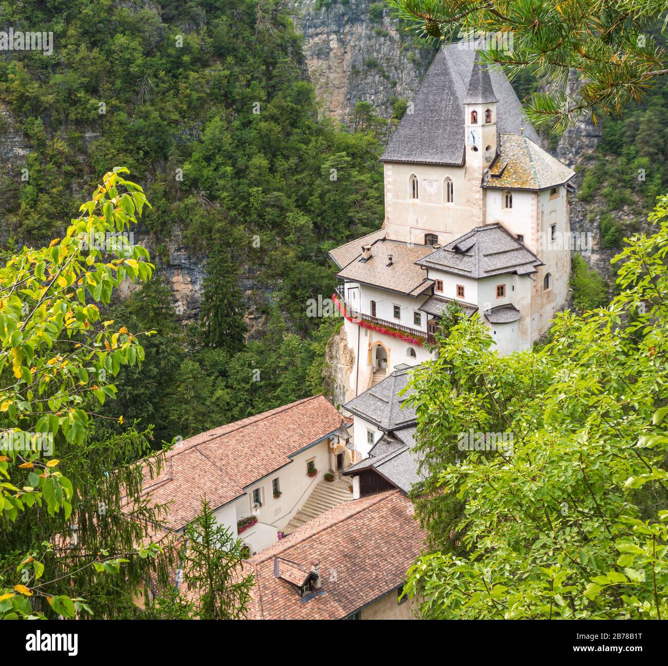 Das Heiligtum von San Romedio, das dem Heiligen Romedius gewidmet ist, liegt auf einem steilen Felsvorsprung in der natürlichen Landschaft des Val di Non, des Trentino Alto Adige, NOR Stockfoto Das Heiligtum von San Romedio, das dem Heiligen Romedius gewidmet ist, liegt auf einem steilen Felsvorsprung in der natürlichen Landschaft des Val di Non, des Trentino Alto Adige, NOR Stockfoto