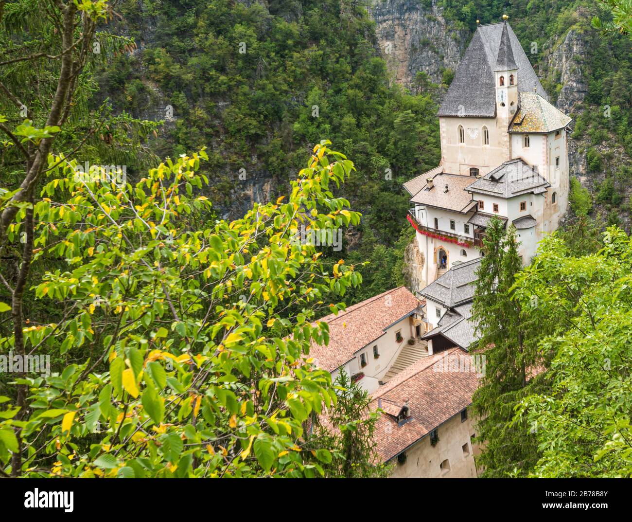 Das Heiligtum von San Romedio, das dem Heiligen Romedius gewidmet ist, liegt auf einem steilen Felsvorsprung in der natürlichen Landschaft des Val di Non, des Trentino Alto Adige, NOR Stockfoto Das Heiligtum von San Romedio, das dem Heiligen Romedius gewidmet ist, liegt auf einem steilen Felsvorsprung in der natürlichen Landschaft des Val di Non, des Trentino Alto Adige, NOR Stockfoto