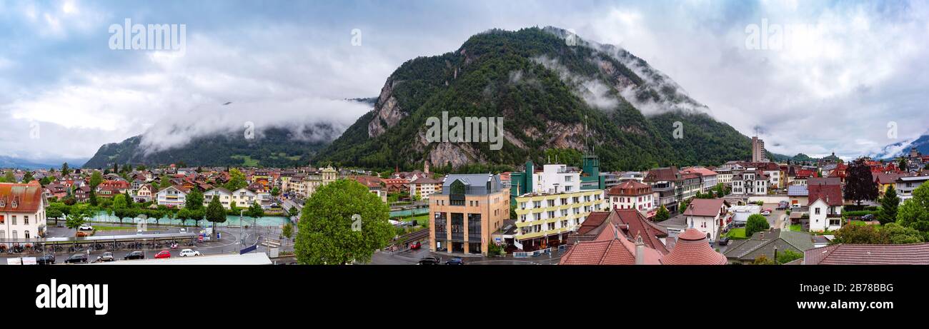 Luftpanorama der Altstadt von Interlaken, wichtiges Touristenzentrum im Berner Hochland, Schweiz Stockfoto