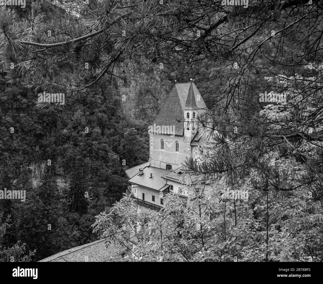 Das Heiligtum von San Romedio, das dem Heiligen Romedius gewidmet ist, liegt auf einem steilen Felsvorsprung in der natürlichen Landschaft des Val di Non, des Trentino Alto Adige, NOR Stockfoto Das Heiligtum von San Romedio, das dem Heiligen Romedius gewidmet ist, liegt auf einem steilen Felsvorsprung in der natürlichen Landschaft des Val di Non, des Trentino Alto Adige, NOR Stockfoto