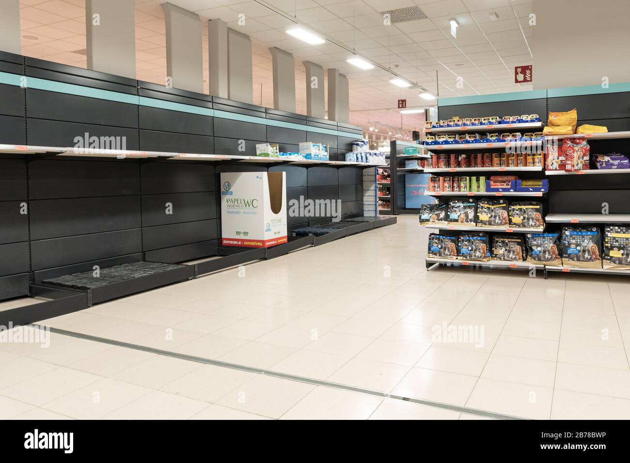 Galicien, Spanien; 14. märz 2020: Supermarktregale leerten während der Coronavirus-Krise Toilettenpapier. Panik beim Kaufkonzept Stockfoto