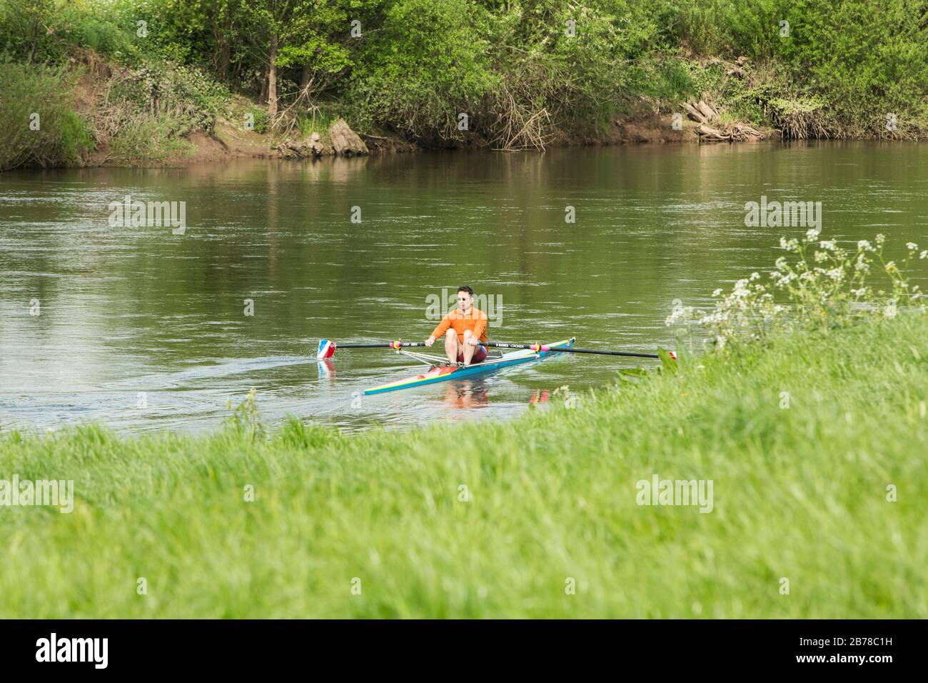 Mann in einem Kanu rudern auf dem Fluss Wye in der Nähe von Ross-on-Wye, die Marken, England Stockfoto