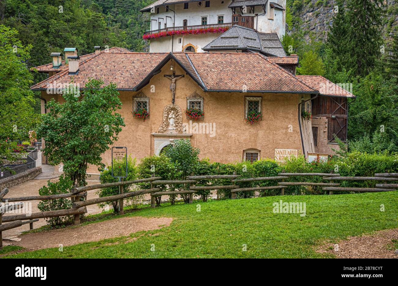 Das Heiligtum von San Romedio, das dem Heiligen Romedius gewidmet ist, liegt auf einem steilen Felsvorsprung in der Naturlandschaft des Nonstals im Trentino-Südtirol Stockfoto Das Heiligtum von San Romedio, das dem Heiligen Romedius gewidmet ist, liegt auf einem steilen Felsvorsprung in der Naturlandschaft des Nonstals im Trentino-Südtirol Stockfoto