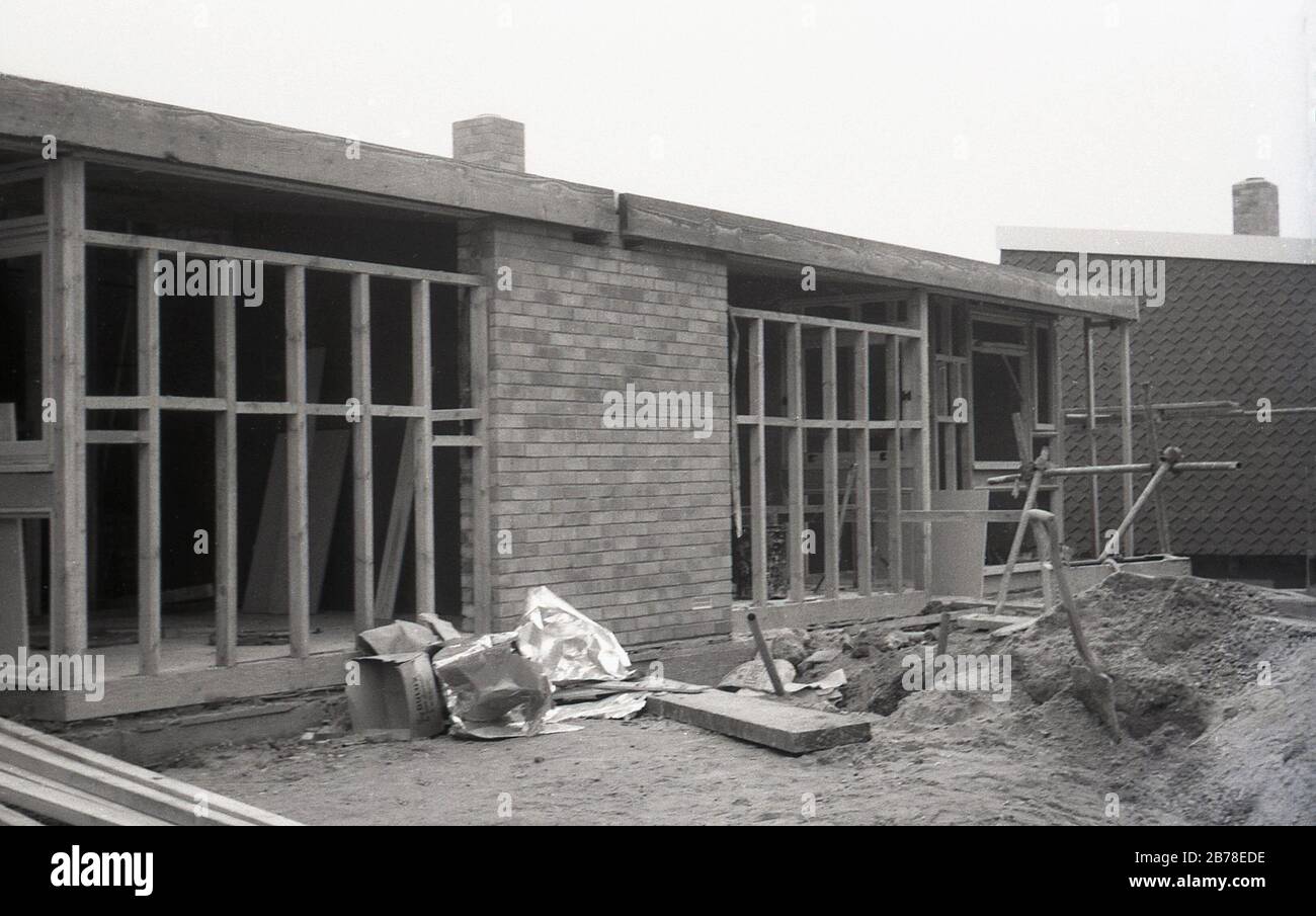 Ende der 1960er, möglicherweise Anfang der 1970er Jahre, wird ein neues, modernes einstöckiges Haus oder ein neuer, aus Backstein und Holz gerahmter, auf dem Fliesen verkleidet und vorgefertigte Fenster installiert werden, England, Großbritannien, errichtet. Stockfoto