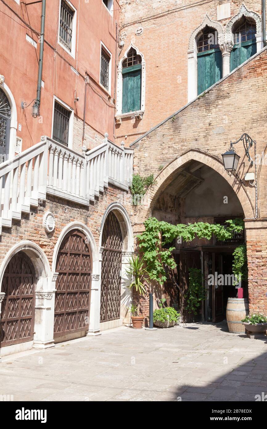 Campiello del Remer und Eintritt in Taverna al Remer, Cannaregio, Venedig, Venetien, Italien ein beliebtes Restaurant und eine Bar mit Einheimischen. Abseits des geschlagenen Trac Stockfoto