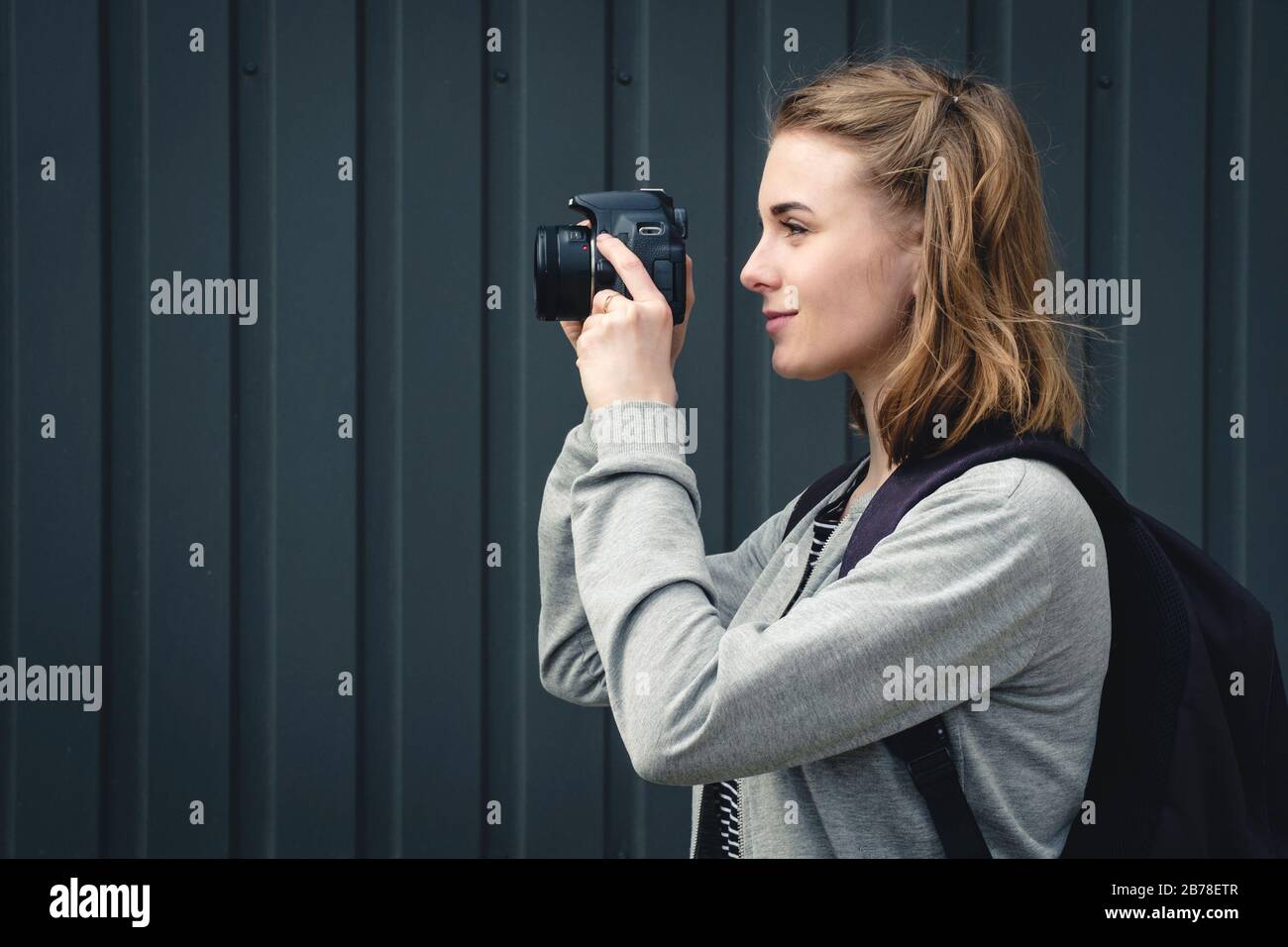 Junge Frau Fotograf, die ein Bild auslegt Stockfoto