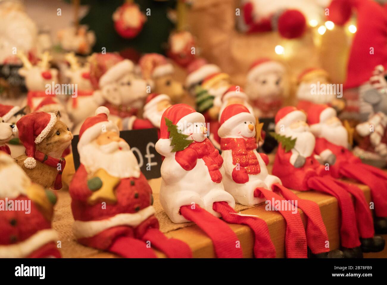 Eine Reihe von Weihnachtsmann- und Schneemanornamenten auf einem Regal auf den Weihnachtsmärkten von Manchester Stockfoto