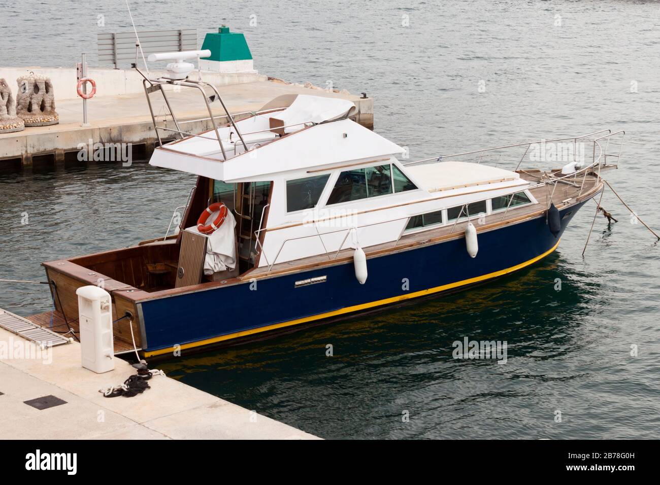 Entspannende alte Holzjacht im Pier festgemacht. Stockfoto