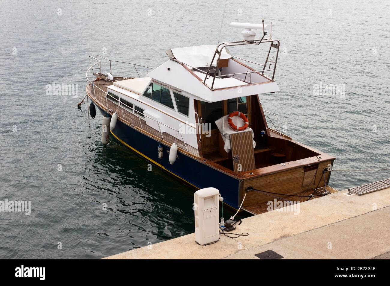 Entspannende alte Holzjacht im Pier festgemacht. Stockfoto