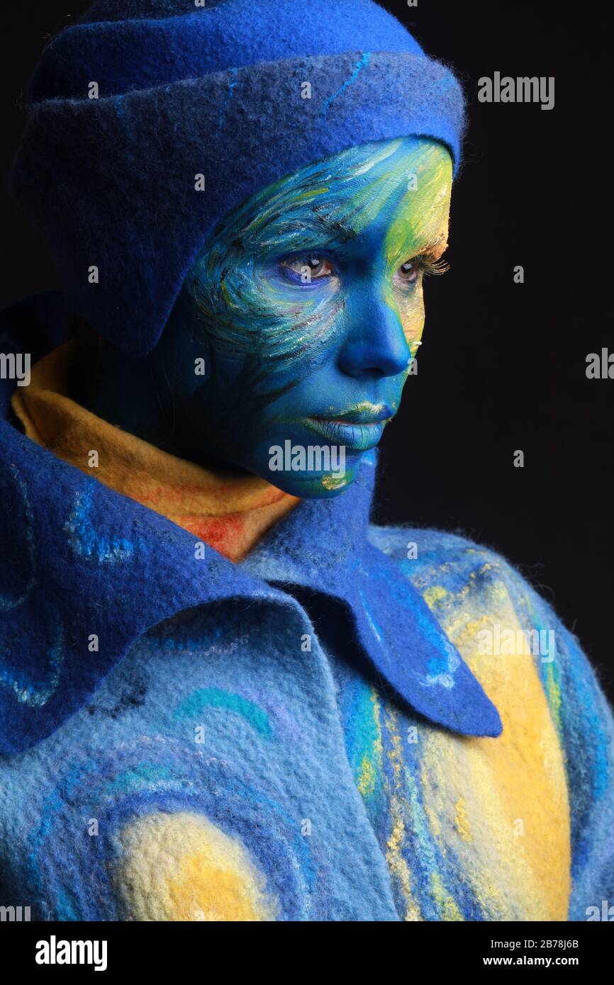 Lebende Malerei - Frau komplett mit dicker Farbe überzogen, Körperkunstprojekt inspiriert von der Sternennacht Van Gogh Malerei, mit Filzkleidung Stockfoto