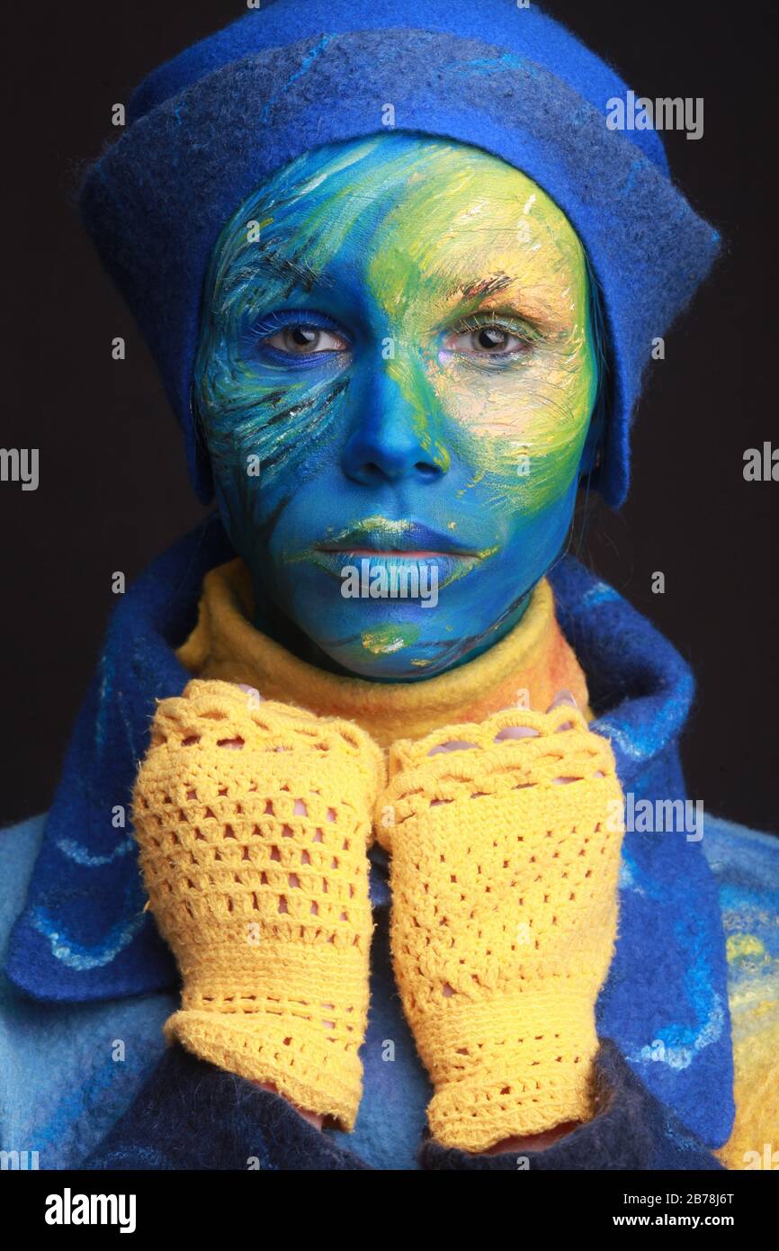 Lebende Malerei - Frau komplett mit dicker Farbe überzogen, Körperkunstprojekt inspiriert von der Sternennacht Van Gogh Malerei, mit Filzkleidung Stockfoto