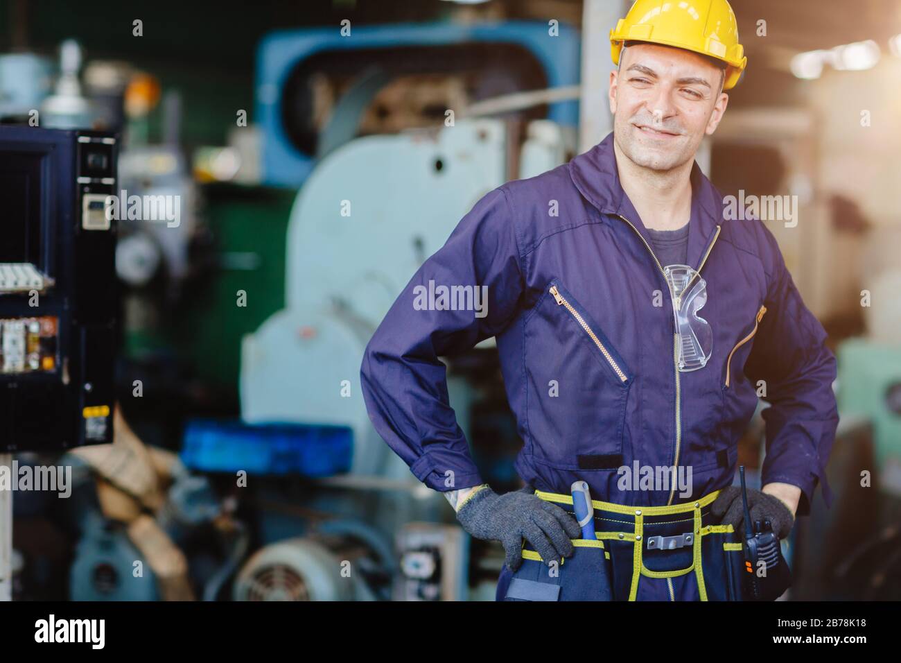 Happy Worker.Engineer lächelt für Service Wartung reparieren Maschine in schwerer Industrie mit Saftanzug und Helm. Stockfoto Happy Worker.Engineer lächelt für Service Wartung reparieren Maschine in schwerer Industrie mit Saftanzug und Helm. Stockfoto