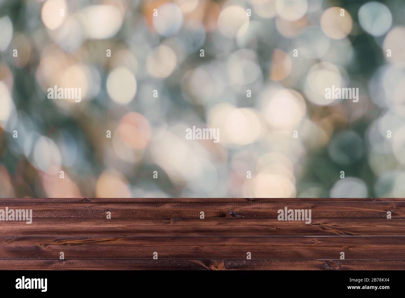 Verwackelte Bokeh mit Holztischplatte für Hintergrundfarbe, industrieller dunkler Farbton. Stockfoto