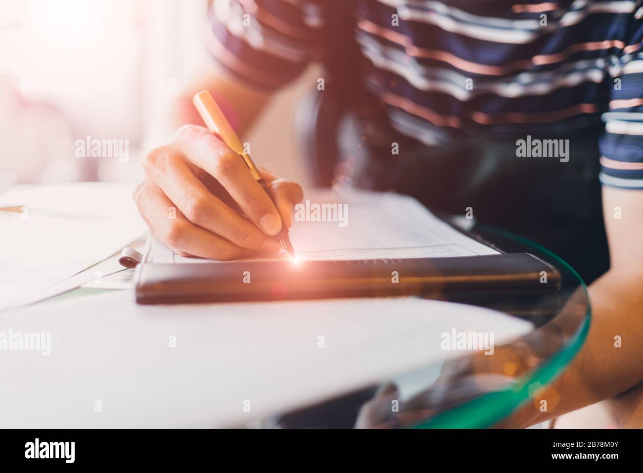 Schließen Sie Personen, die den Vertrag mit dem Füllfederhalter verwenden, schreiben Sie ein Dokument zur Papierumfrage oder füllen Sie den Fragebogen aus. Stockfoto