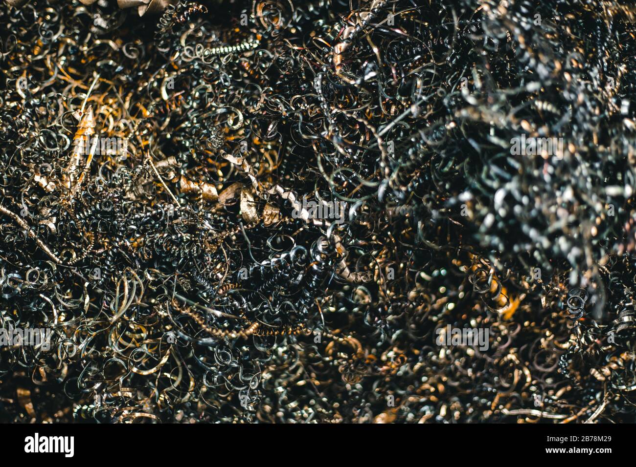 Verdrehte Spiralstahl oder Schrott Metallspäne Müll von CNC-Maschine, Industriekunstbild. Stockfoto