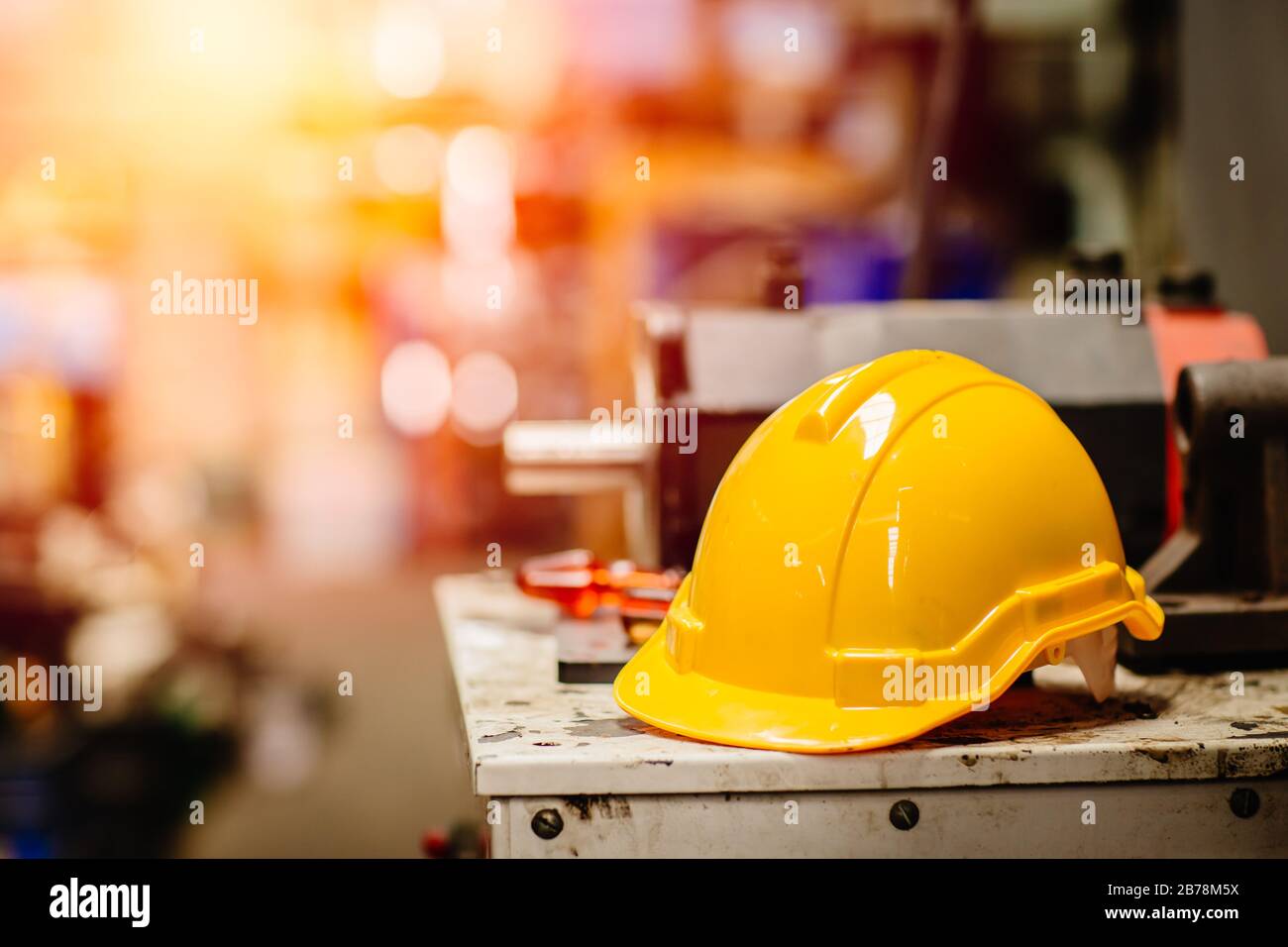 Gelbe Helm-Hardhat-Sicherheit für Werksanarbeiter, die an einem Gefahrenarbeitsplatz arbeiten und Platz für Text haben. Stockfoto