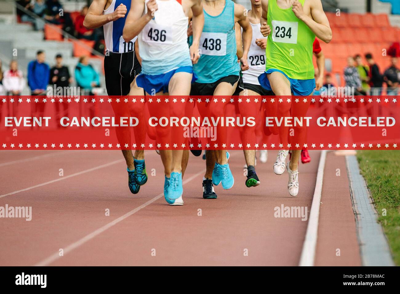 Warnungsband Veranstaltung abgebrochen Coronavirus in der Hintergrundgruppe Athleten Läuferinnen Mitteldistanz Lauf der Konkurrenz Stockfoto