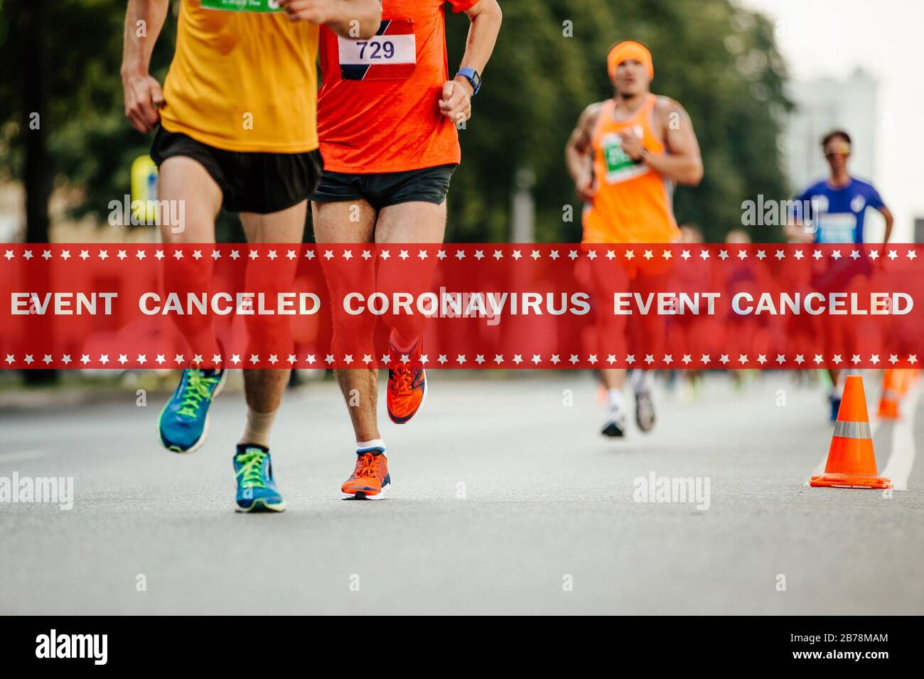 Warnungsband Veranstaltung abgebrochen Coronavirus im Hintergrund Athleten Läuferinnen laufen Stadtmarathon Stockfoto